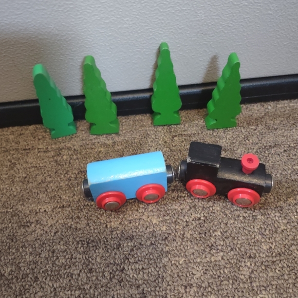 Wooden magnetic train, caboose, and four green trees lot - Picture 2 of 16